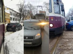 Неправильно припаркованные автомобили образуют задержки в движении трамваев