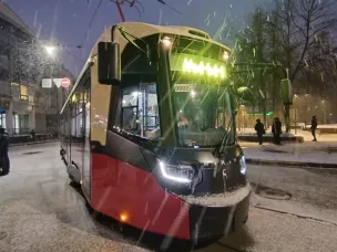 Глеб Никитин и Роман Головченко проехали на новом трамвае "МиНиН" совместного российско-белорусского производства