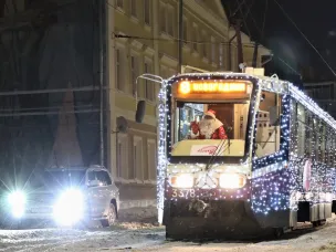 Транспорт Нижнего Новгорода украшают к Новому году