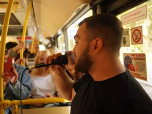 Нижегородские артисты порадовали пассажиров общественного транспорта живым выступлением в день 802-летия Нижнего Новгорода