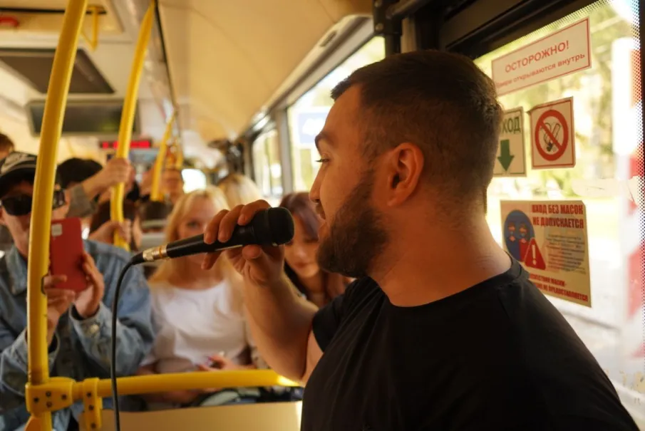 Нижегородские артисты порадовали пассажиров общественного транспорта живым выступлением в день 802-летия Нижнего Новгорода