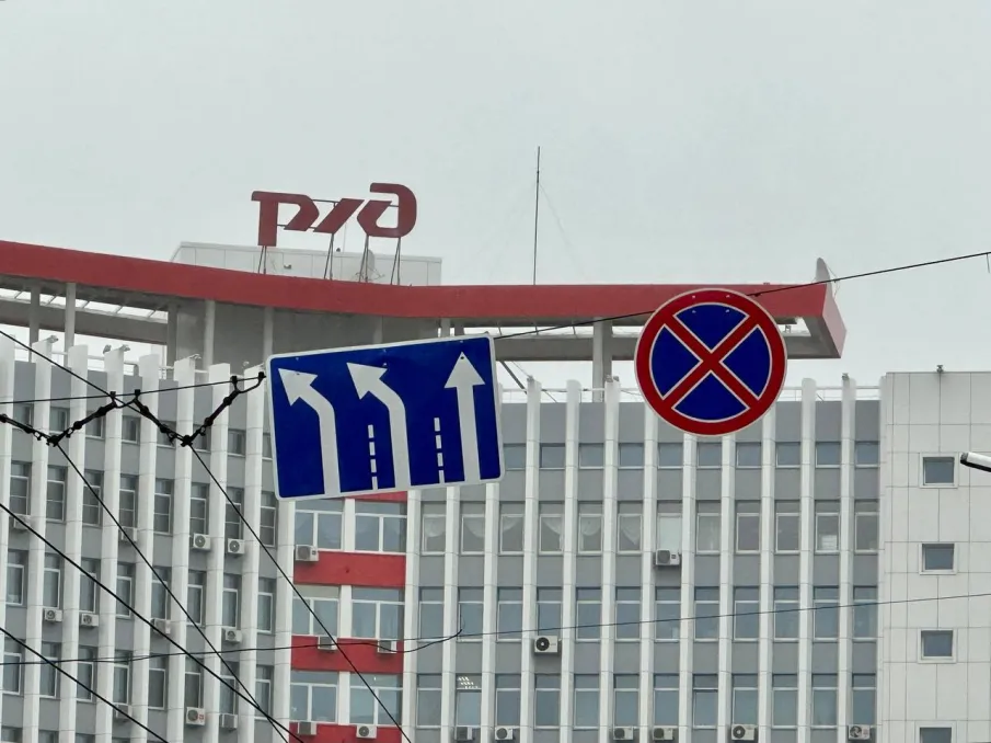 На подъезде к перекрёстку пр. Ленина и ул. Октябрьской Революции добавлена ещё одна полоса для поворота налево