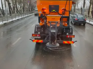 Спецтехника вышла на просыпание противогололедными материалами автомобильных дорог