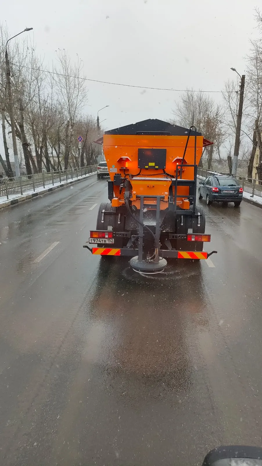 Спецтехника вышла на просыпание противогололедными материалами автомобильных дорог