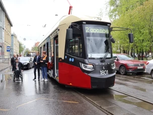 Условия доступной среды в новых трамваях оценили представители общественной организации и Уполномоченный по правам человека