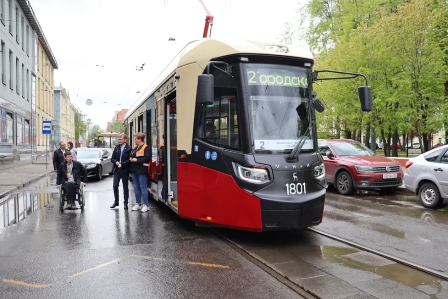 Условия доступной среды в новых трамваях оценили представители общественной организации и Уполномоченный по правам человека