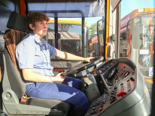 К работе на маршрутах общественного транспорта планируется привлечь иногородних сотрудников и повысить зарплаты водителям