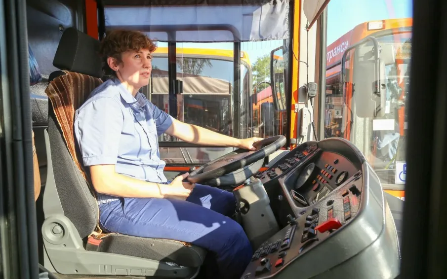 К работе на маршрутах общественного транспорта планируется привлечь иногородних сотрудников и повысить зарплаты водителям