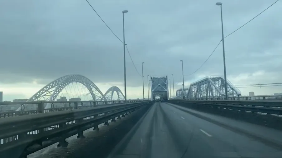 Движение транспорта по одной полосе открыли на старом Борском мосту