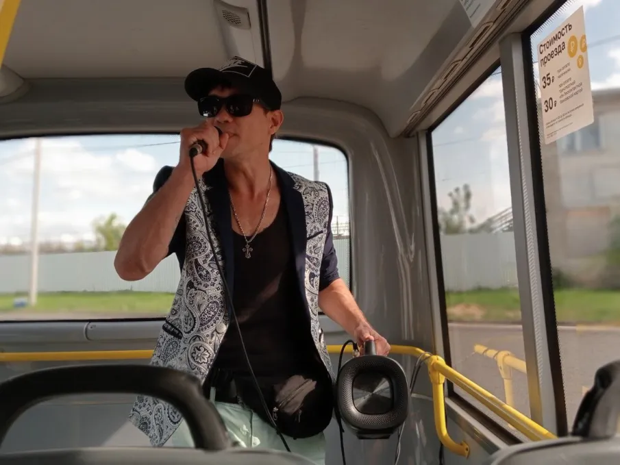 Участники творческого движения "Музыкальный автобус" поздравили кстовчан с Днем города своими выступлениями