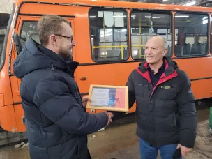 Директор ГКУ НО «Центр развития транспортных систем» Артем Бафанов вручил Благодарственное письмо Расиму Юсифову, который недавно спас жизнь пассажира