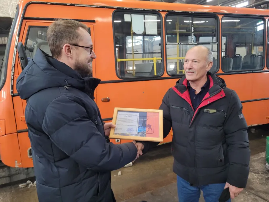 Директор ГКУ НО «Центр развития транспортных систем» Артем Бафанов вручил Благодарственное письмо Расиму Юсифову, который недавно спас жизнь пассажира